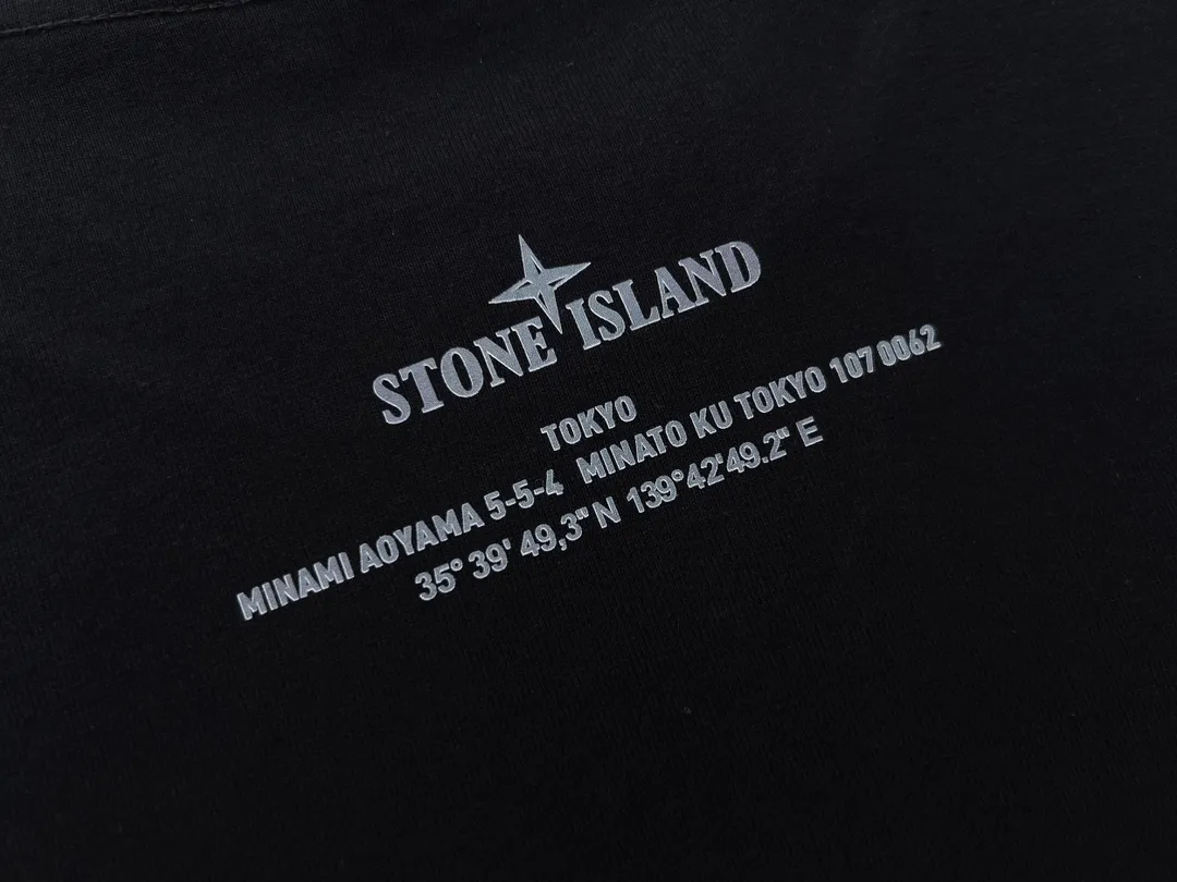 W656#P110💰 [Stone lsland/Stone Island summer new Tokyo limited print pattern short-sleeved T-shirt] ⚠️[Original creation with high control of details] - Made of 260 grams of combed cotton with 32 count double yarn, soft and comfortable to the touch, sweat-absorbent and breathable. - Simple, basic and versatile style, original single quality, the first choice for couples. - Made by a large factory, four needles and five threads on the shoulder, neat alignment, high quality workmanship. - Same style for men and women, very versatile One piece by hand, the details are clearly visible. Color: Black White Size: M L